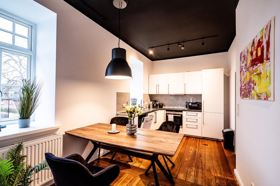 Kitchen or kitchenette, Living room, Seating area, Dining area, stove
