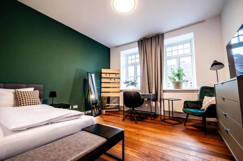 Bed, TV and multimedia, Seating area, Bedroom