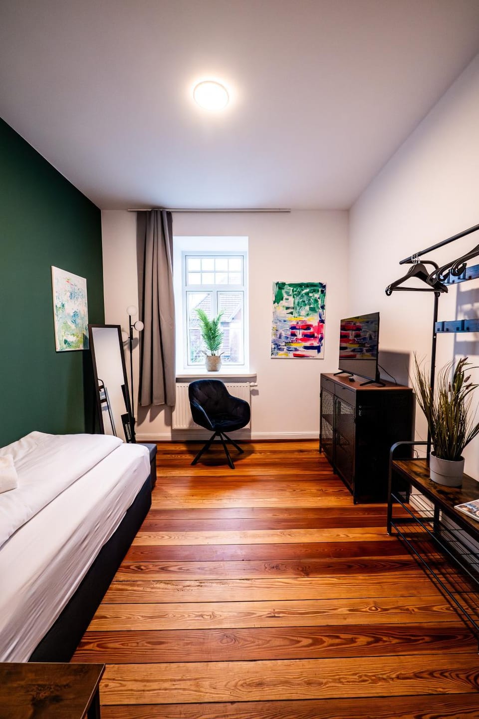 Bed, TV and multimedia, Photo of the whole room, Bedroom
