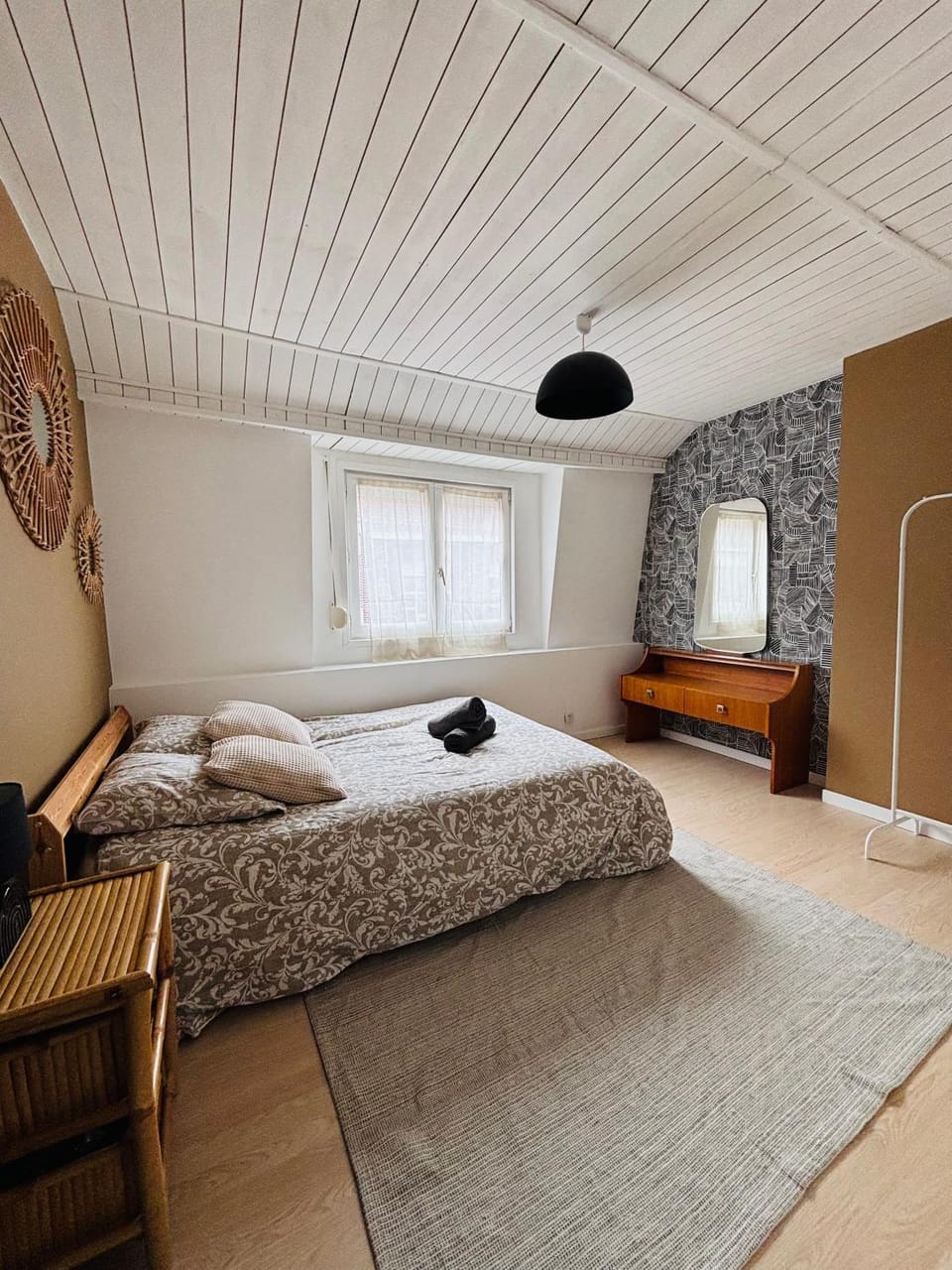 Photo of the whole room, Bedroom