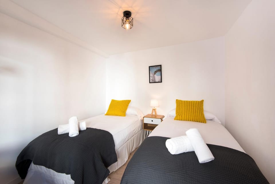 Photo of the whole room, Bedroom, towels