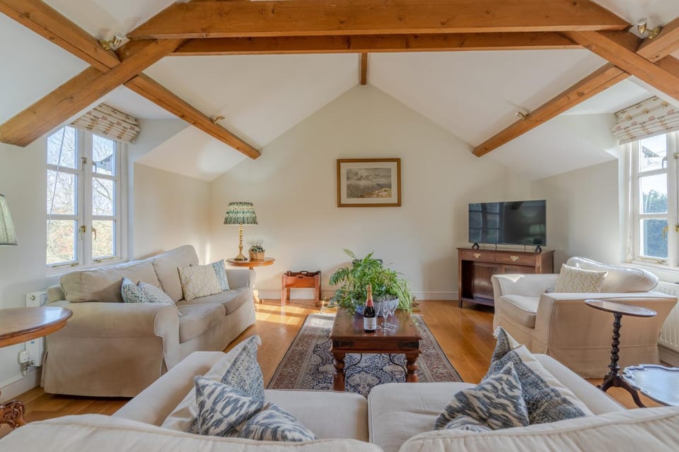 TV and multimedia, Living room, Seating area, fireplace