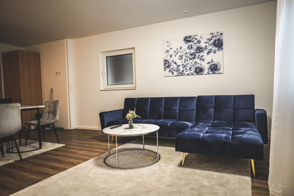 Moderne Ferienwohnung mit Kochinsel in Sinsheim Zentral ruhig und Netflix - Erstbezug WeHome Komfort Apartment in Sinsheim