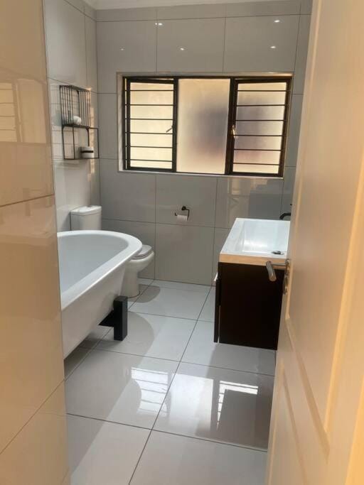 Gorgeous 2 Bedroom Near Monte Casino Apartment in Sandton