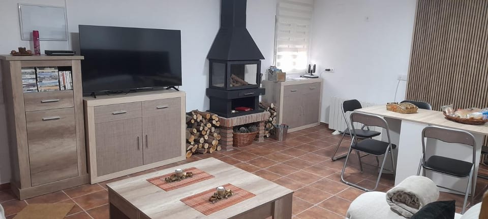 TV and multimedia, Living room, Food and drinks, Seating area, Dining area