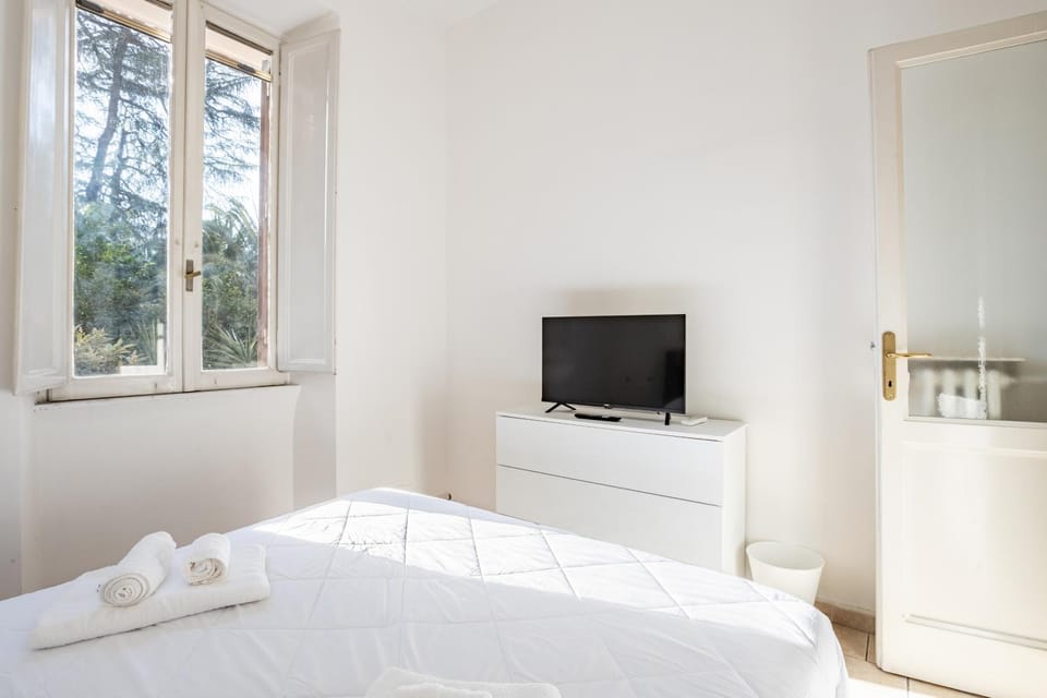 Bed, TV and multimedia, Garden view