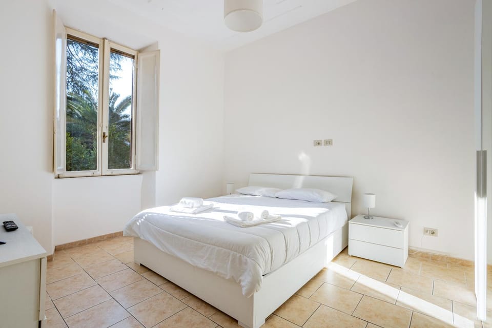 Bed, Bedroom, Garden view, towels
