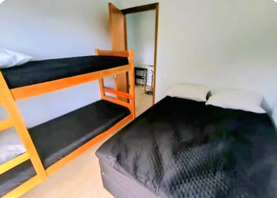 Sobrado a 4 min da Praia com Terraço e Churrasqueira House in Guaratuba