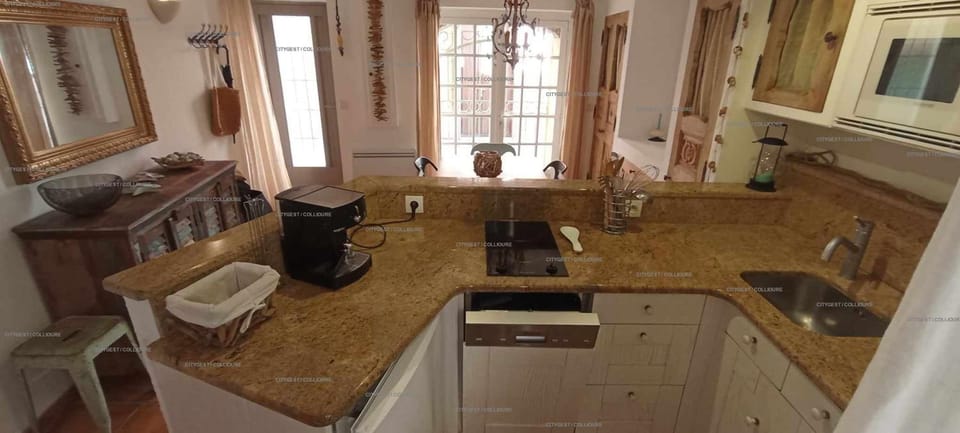 Coffee/tea facilities, Dining area, dishwasher, microwave, stove