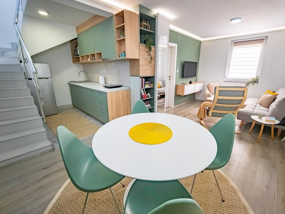 Kitchen or kitchenette, Living room, Seating area, Dining area, stove