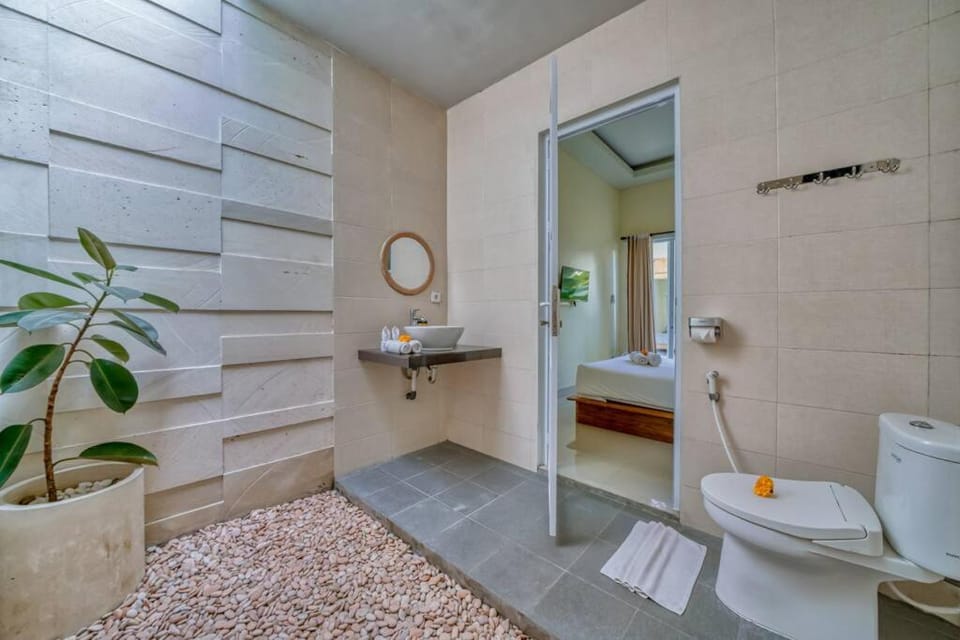 Petite 2bd Cozy Villa with Private Pool in Central Canggu Villa in North Kuta