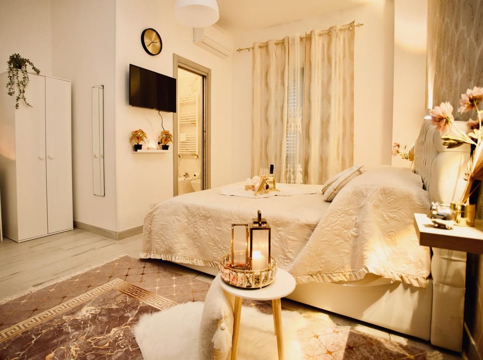 Bathroom, TV and multimedia, Photo of the whole room, Bedroom