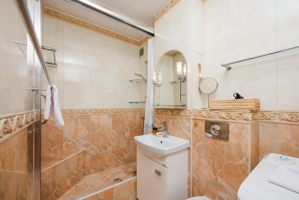 Shower, Toilet, Bathroom, towels