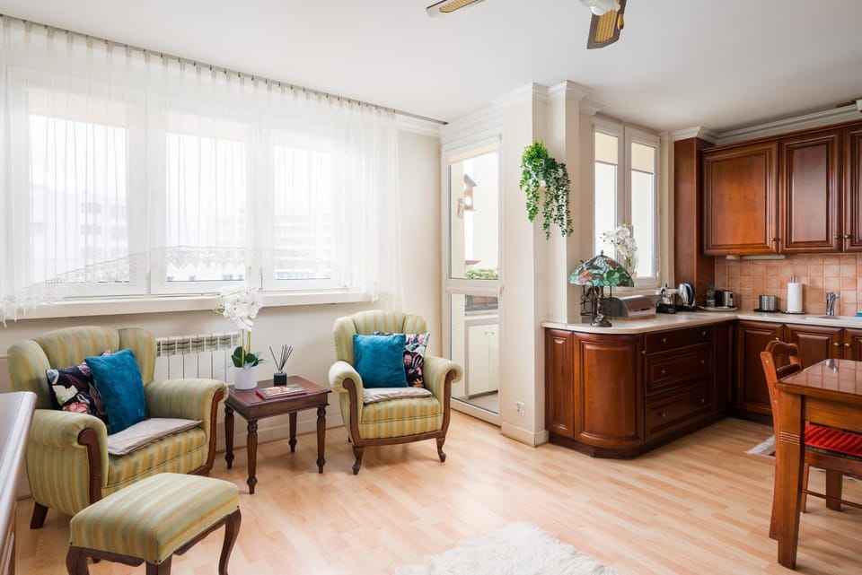 Kitchen or kitchenette, Living room, Seating area, Dining area