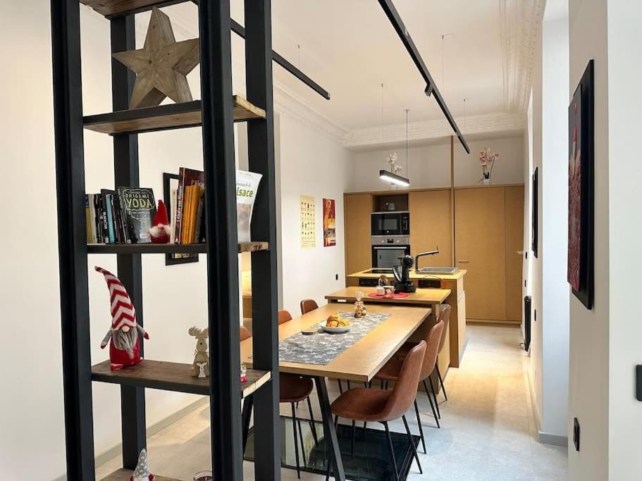 Dining area, pet friendly, stove