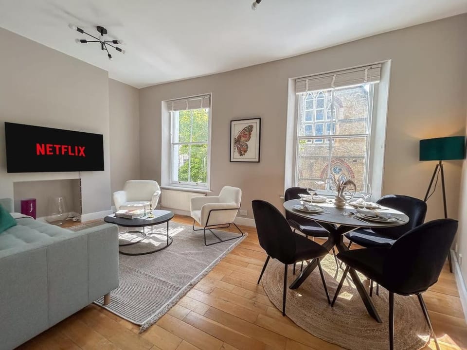 Stylish Portobello Road Two-Bed Flat Apartment in City of Westminster