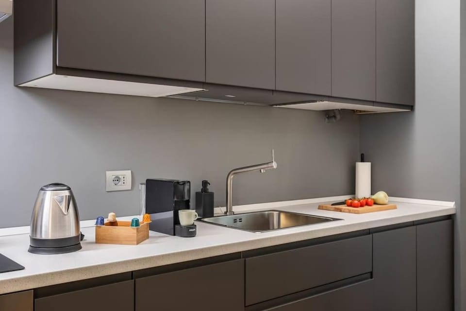 Coffee/tea facilities, Kitchen or kitchenette, stove, toaster