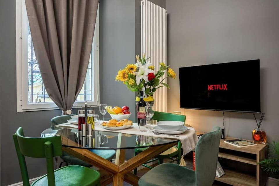 TV and multimedia, Living room, Seating area, Dining area, air conditioner