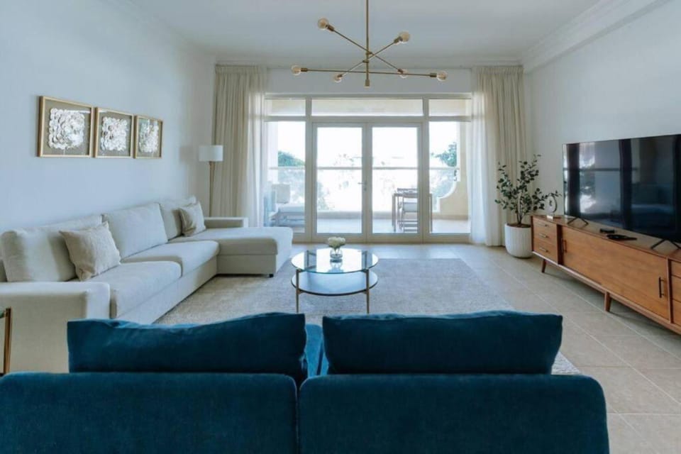Elegant 1BR beach access with Ocean Views, Palm Apartment in Dubai
