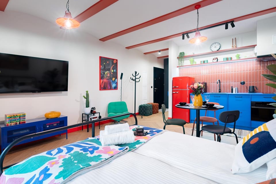 Bed, TV and multimedia, Kitchen or kitchenette, Living room, Photo of the whole room, Seating area, Dining area, Evening entertainment, Bedroom