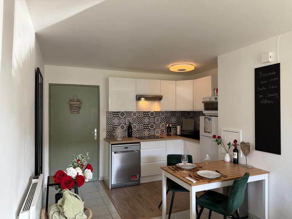 Kitchen or kitchenette, Seating area, Dining area, dishwasher, minibar, oven, stove