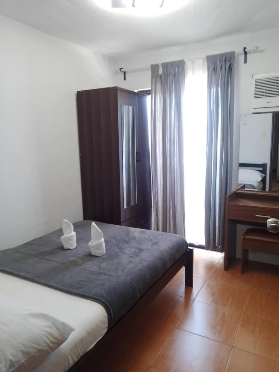Bedroom, towels, air conditioner