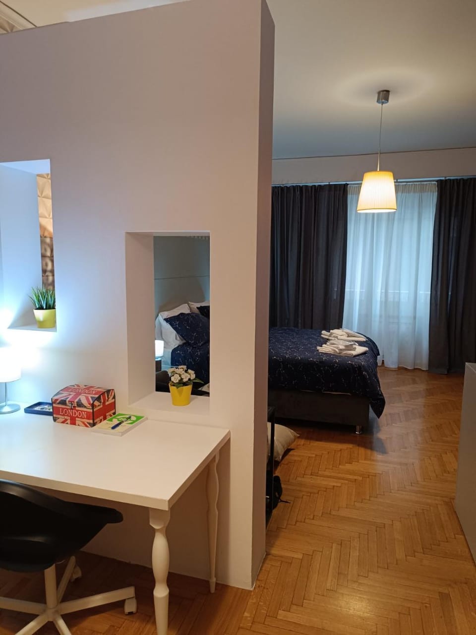 Bed, TV and multimedia, Living room, Photo of the whole room, Seating area, Bedroom, City view