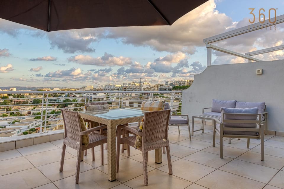 Patio, Day, View (from property/room), Balcony/Terrace, Living room, Seating area, Dining area, City view