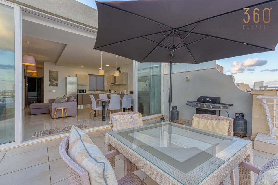 Communal lounge/ TV room, Day, View (from property/room), Balcony/Terrace, Living room, Seating area, Dining area, Evening entertainment