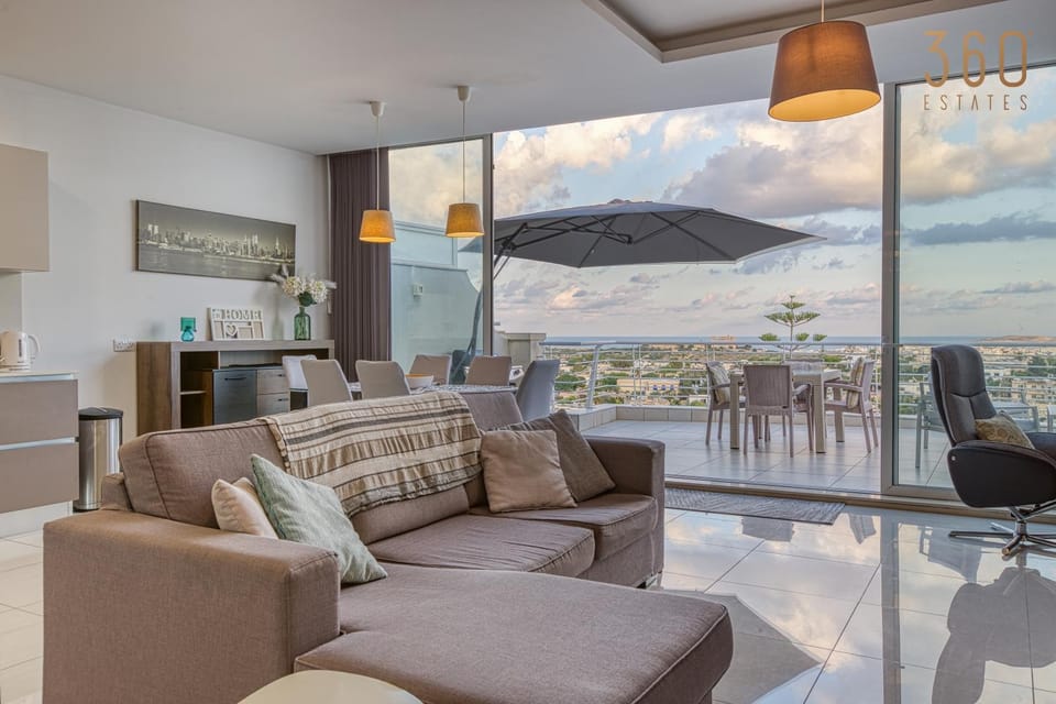 Patio, Natural landscape, View (from property/room), Balcony/Terrace, Living room, Seating area, Dining area, Lake view, Mountain view, Sea view