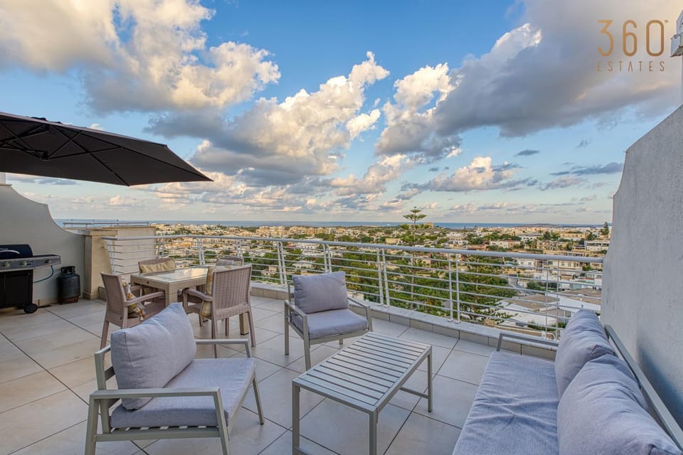 Patio, Day, Natural landscape, View (from property/room), Balcony/Terrace, Living room, Seating area, City view