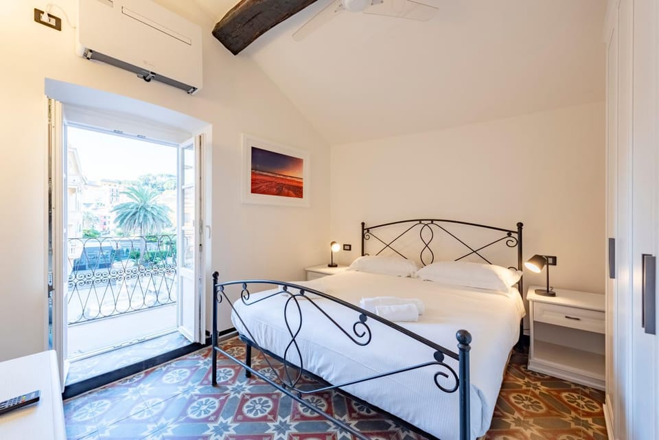 Bed, View (from property/room), Balcony/Terrace, Bedroom