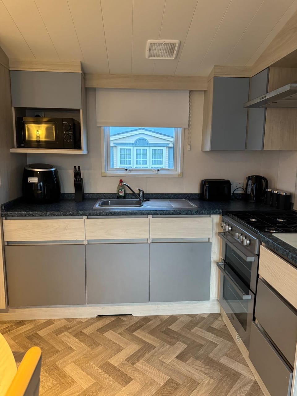 Olivia Caravan Sleeps 6 with Wi-Fi Chalet in Rhyl