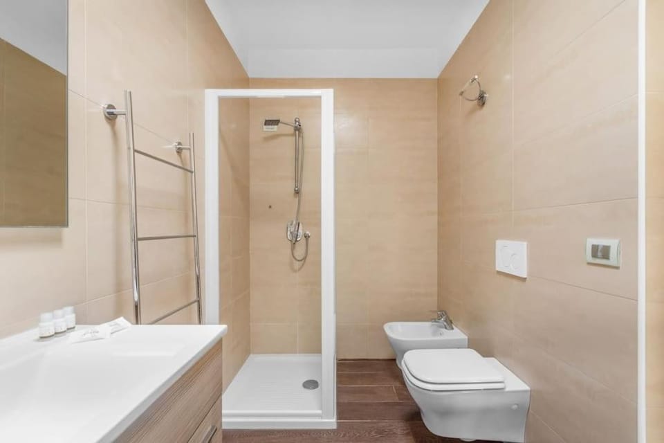 Shower, Toilet, Bathroom, bidet, towels