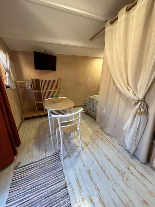 TV and multimedia, Living room, Seating area, Dining area
