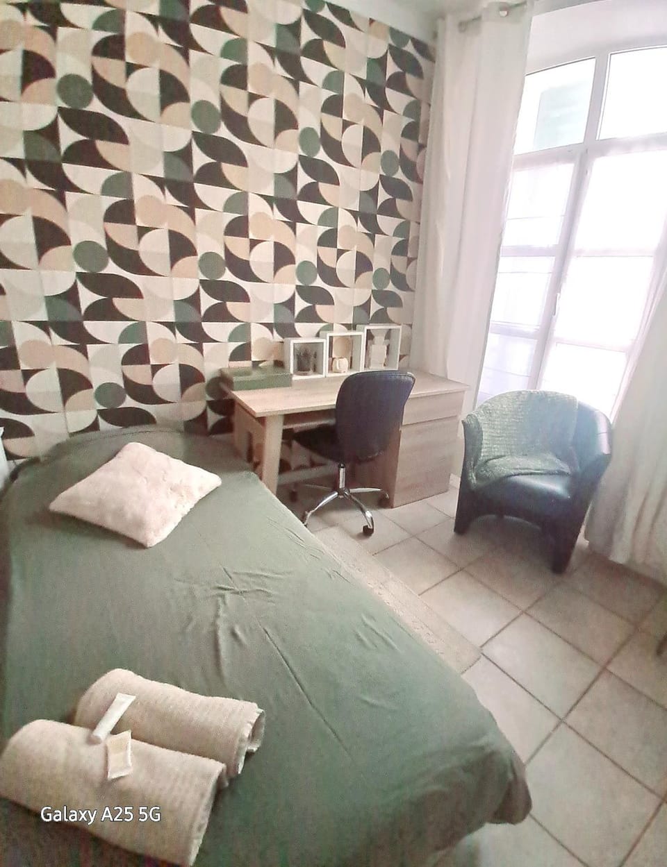Bed, Photo of the whole room, Bedroom, towels