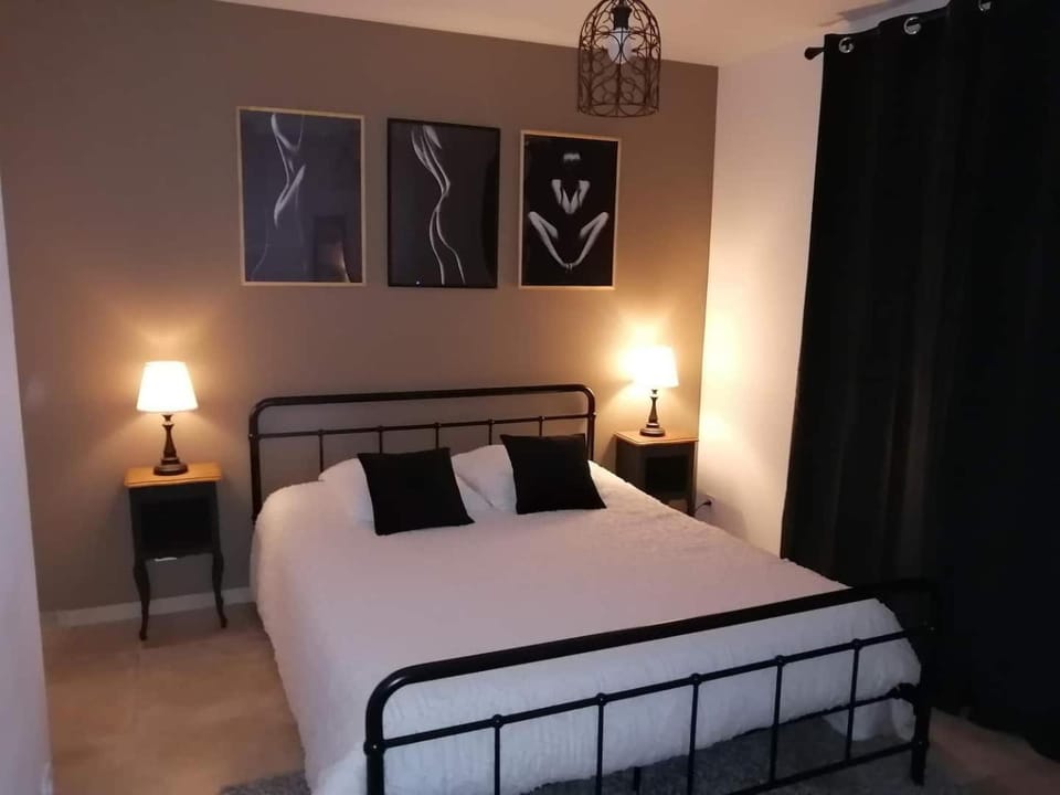 Bed, Photo of the whole room, Bedroom