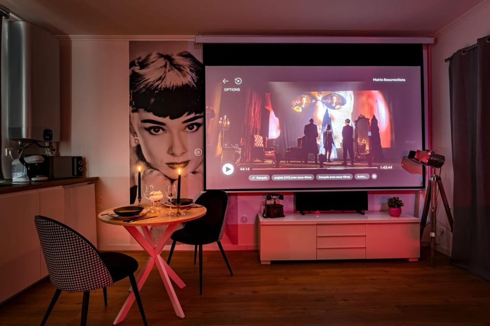 Le Cin et Chic Vidéoprojecteur Popcorn Netflix Apartment in Saint-Étienne