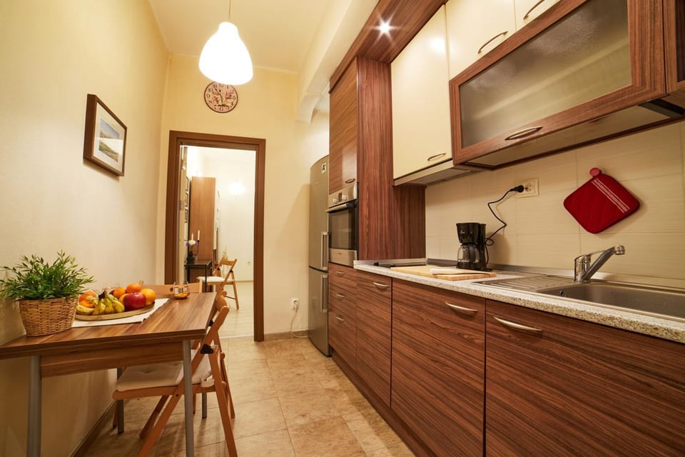 Kitchen or kitchenette, Dining area, minibar, oven, pet friendly, stove