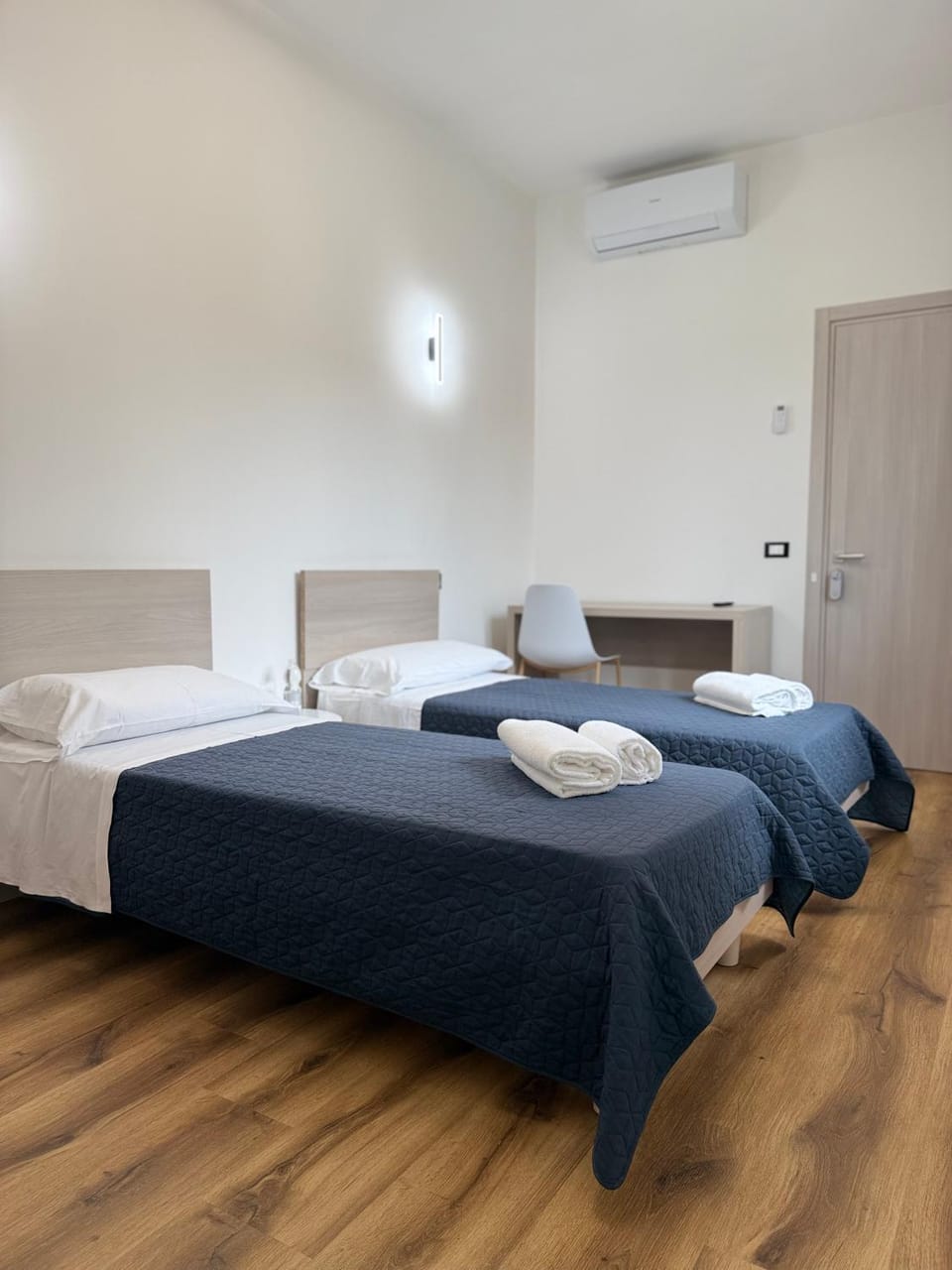 Photo of the whole room, Bedroom, air conditioner