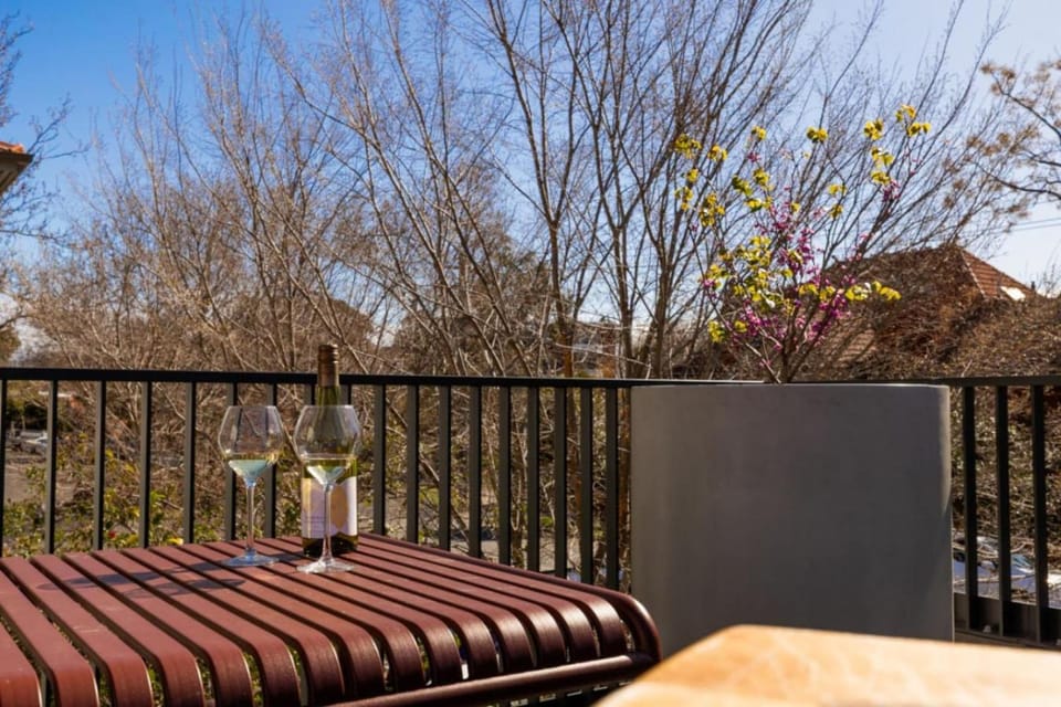 Walk to the Beach from a Stunning Elwood Apartment Apartment in Saint Kilda