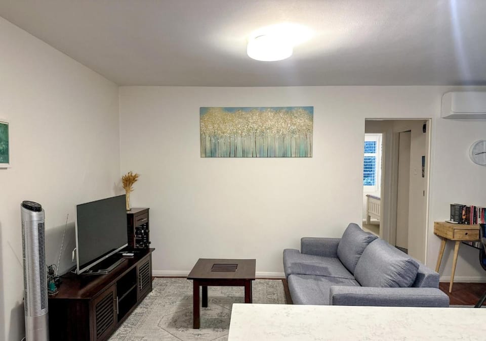 Communal lounge/ TV room, TV and multimedia, Living room, Seating area, Evening entertainment, air conditioner