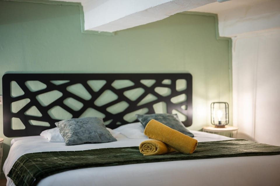 Bed, Photo of the whole room, Bedroom, towels