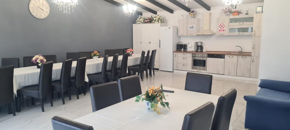 Property building, Kitchen or kitchenette, Living room, Dining area, Swimming pool, pet friendly, stove