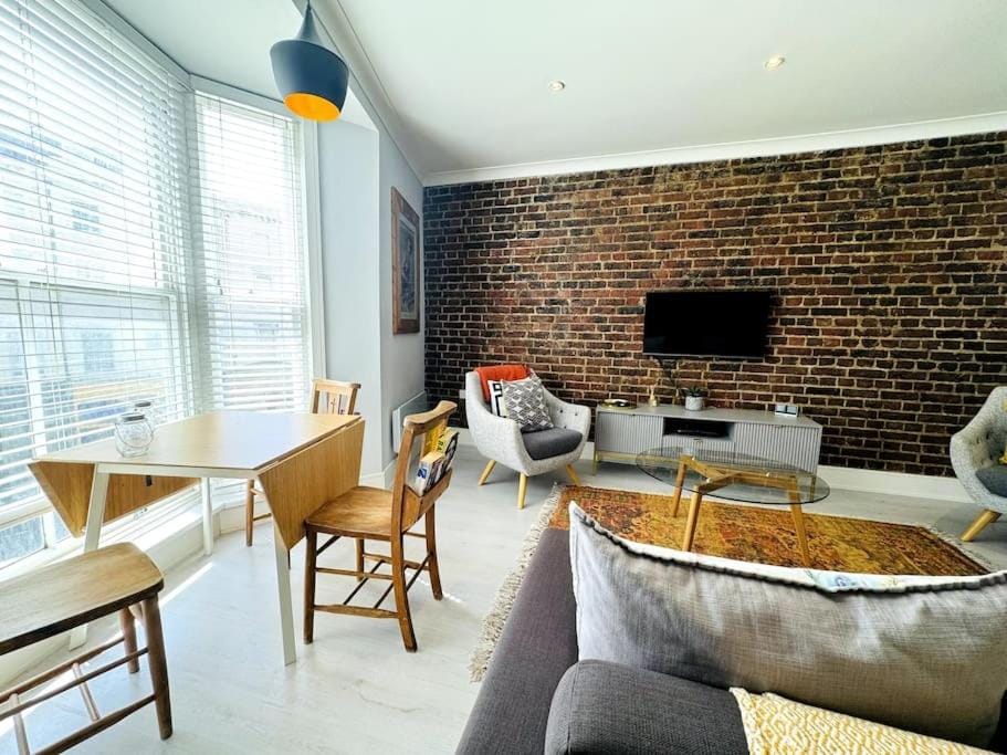 Waves, Central Beach Town Apartment Apartment in Hastings