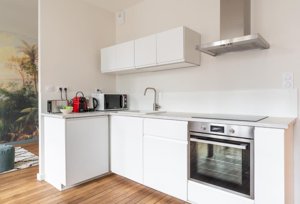 Coffee/tea facilities, Kitchen or kitchenette, stove, kitchen