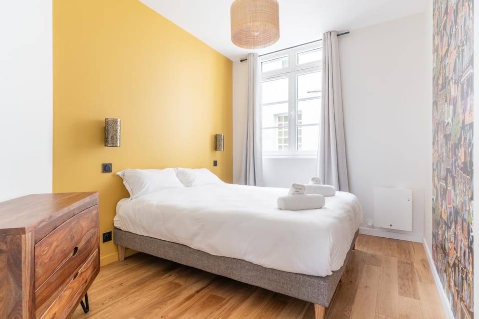 Photo of the whole room, Bedroom