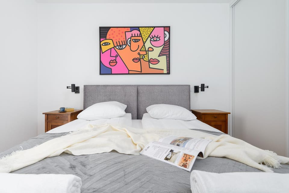Bed, Bedroom, towels