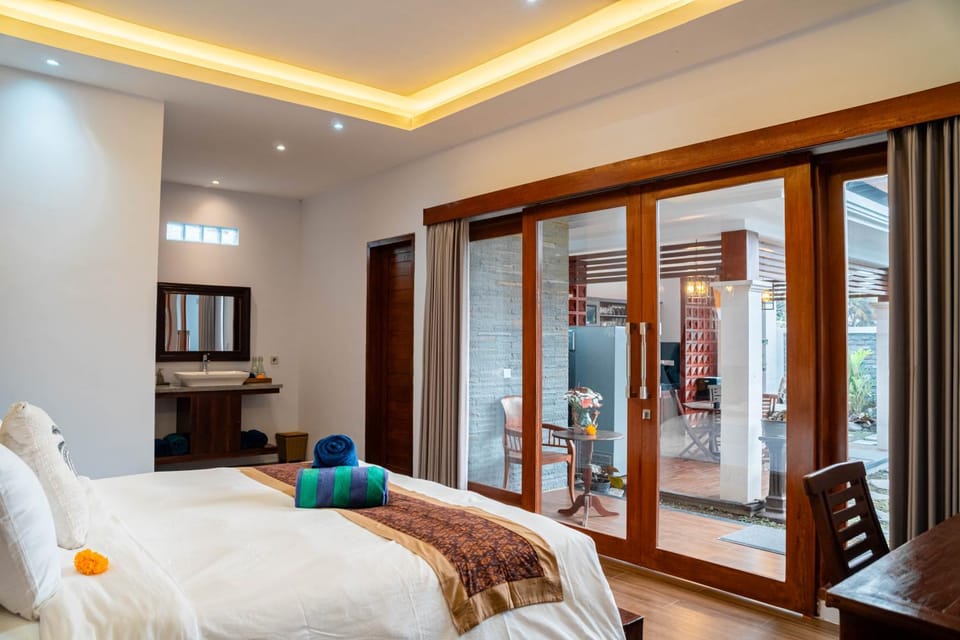 Bed, Living room, Photo of the whole room, Seating area, Bedroom