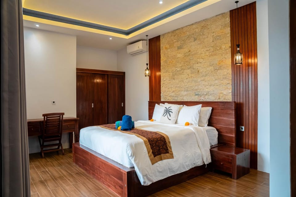 Bed, Living room, Photo of the whole room, Seating area, Bedroom, towels, wardrobe